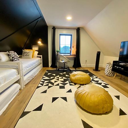 Stylish Downtown Kingsville Getaway With Putting Green, Firepit & Games Exterior foto